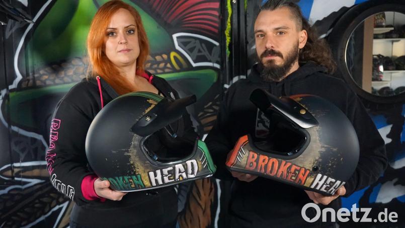 Wer hält hier das Original und wer die Fälschung in den Händen? Ist es Sophie Fleischmann oder Stefan Mädl? Die Auflösung: Der linke Helm ist die Kopie aus den USA, rechts das Original aus Weiden. Bild: jut