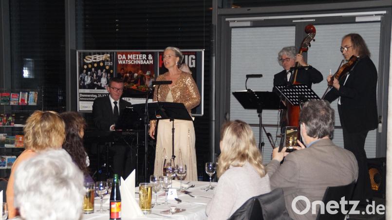 Sängerin Romy Börner und die drei Musiker unterhalten die Gäste im Foyer der Schwarzachtalhalle mit Wiener Liedern. Bild: wel