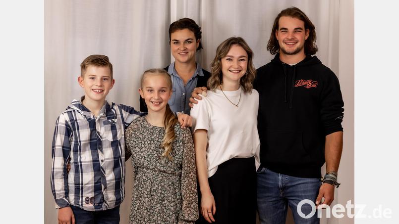 Das sind die neuen Prinzen- und Kinderprinzenpaare des Faschingsvereins Botzersreuth: (von links) Simon Würth und Theresa Schönberger, Präsidentin Eva Frischholz, Katharina Luber und Franz Spörer. Bild: Katharina Luger