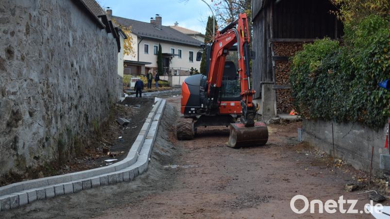 Die geplante Straßenverengung entlang der Friedhofsmauer sorgt bei einem Anlieger für große Verärgerung. Jetzt kann er mit keinem Fuhrwerk seine Hofstelle anfahren. Bild: bnr