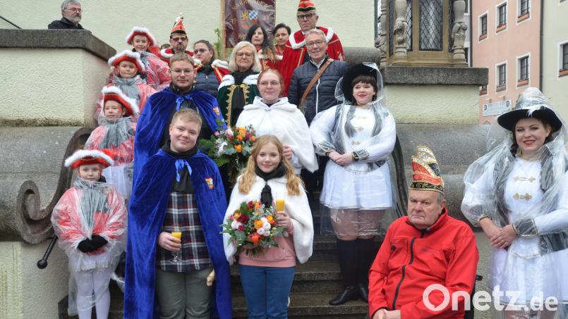 Die neue Narrhalla-Mannschaft rüstet sich für den Fasching. Bild: Kunz