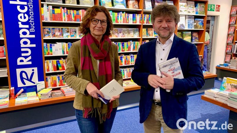 Maria und Johannes Rupprecht schließen ihre Filiale in Vohenstrauß, von der aus vor 35 Jahren die Erfolgsgeschichte des mittlerweile 50 Filialen umfassenden Unternehmens begann. Bild: Gabi Schönberger