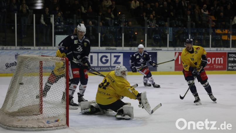 Das 1:0 für die Blue Devils: Die Vorbereiter Neal Samanski und Tyler Ward (im Hintergrund) beobachten, wie die Scheibe nach dem Schuss von Vladislav Filin (nicht im Bild) im Stuttgarter Kasten einschlägt. Bild: Tobias Neubert