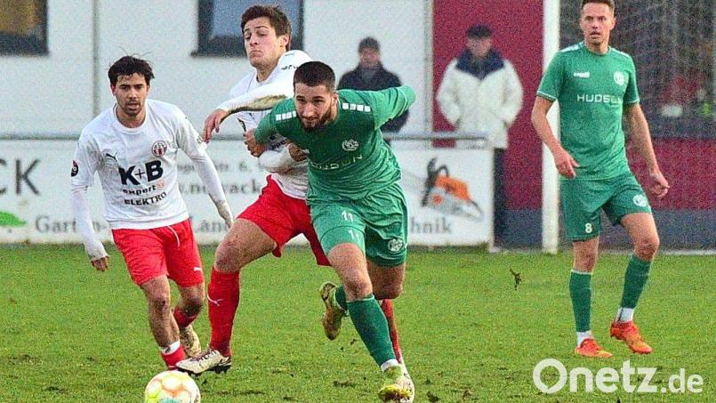 Der Gebenbacher Emir Terakaj (grünes Trikot) setzt sich kraftvoll durch: Die DJK Gebenbach landete beim ASV Cham einen verdienten 2:1-Auswärtssieg. Bild: dme