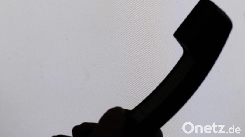 Falsche Microsoft-Mitarbeiter melden sich telefonisch bei einer Schwandorferin. Symbolbild: Armin Weigel/dpa