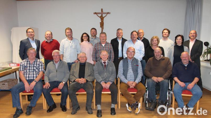Unter den Geehrten ist mit Karl Hopf (sitzend, Mitte) ein Urgestein, das seit 65 Jahren dabei ist. Bild: pi