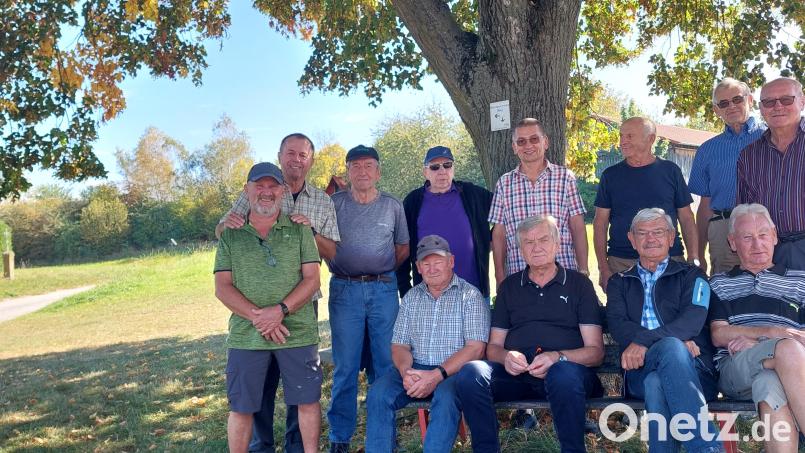 Die Schnaittenbacher Rentner-Wandergruppe, die sich seit 25 Jahren jeden Donnerstag am Lindenbaum zur Wanderung trifft. Bild: sh