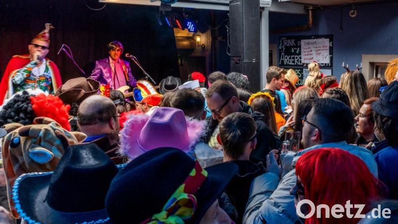 Bei "Volker &amp; die Folgsamen" war im Blauen Haus zum Start in den Fasching standesgemäß richtig viel los. Bild: Denise Helmschrott