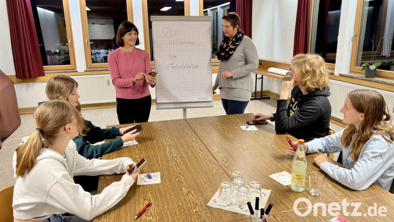 Vier Jugendliche haben sich gemeldet und wollen als Medientutoren ihr Wissen an ihre Mitmenschen weitergeben. Mit im Bild ist Heike Kunte (stehend, rechts) vom Lions-Club Tirschenreuth, der das Projekt mit einer finanziellen Spende unterstützt. Bild: nza