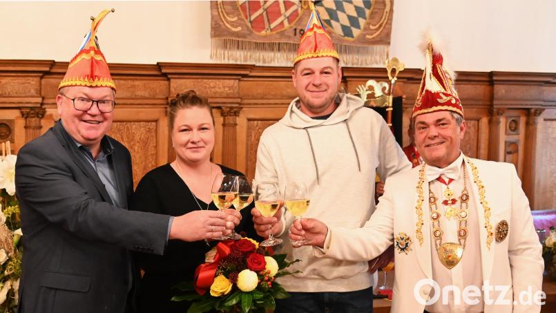 Auf eine fröhliche Faschingssaison stoßen Oberbürgermeister Michael Cerny, das Prinzenpaar Sabrina I. und Dominik I. sowie Narrhalla-Präsident Jürgen Mühl (von links) an. Bild: gf