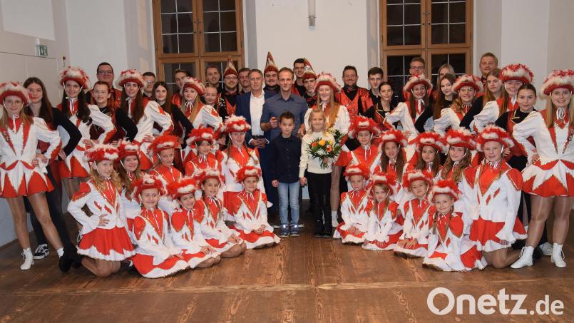 Mit einem kräftigen Oho und der Schlüsselübergabe hat in Schmidmühlen am 11.11. die fünfte Jahreszeit begonnen. Es regieren bis zum Aschermittwoch ihre Lieblichkeit Jessica I. und Prinz Philipp I., Unterstützt werden sie vom Kinderprinzenpaar Sophia I. und Dominik I. Bild: bö