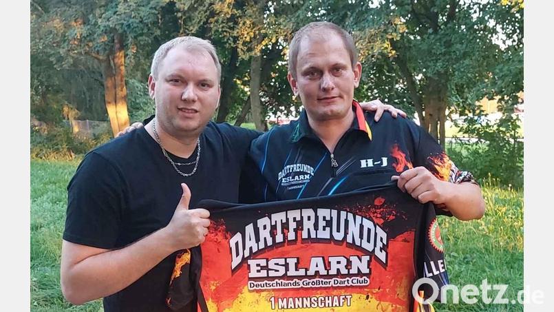 Der dreifache tschechische Meisterdarter Vaclav Schieferdecker (rechts) verstärkt seit Saisonbeginn die &quot;Erste&quot; der Dartfreunde Eslarn. Mannschaftsführer Hans-Jürgen Bauer freut sich. Bild: gz
