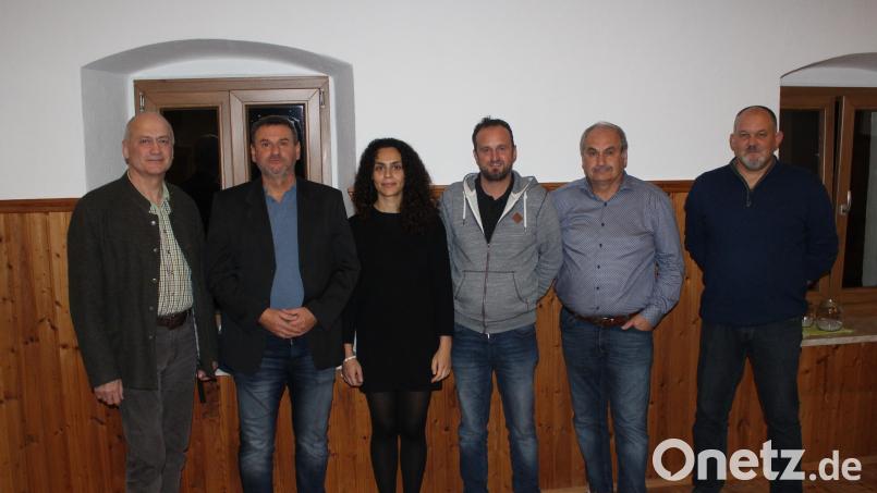 Das Planungsbüro KSI stellt die Machbarkeitsstudie zum Nahwärmenetz im Gasthaus Träxler vor. Im Bild von links Bürgermeister Walter Schauer, Karl Kaiser (Geschäftsleiter KSI), Sarah Lagani (Projektleiterin KSI), Thomas Rohrmüller, Heiner Reitinger, Wolfgang Schwab (alle Planungsteam Nahwärmenetz) Bild: mnt