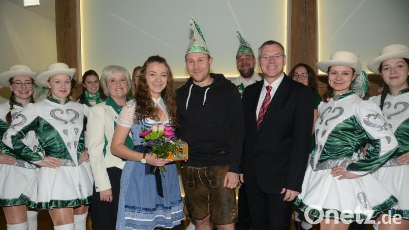 Mit Patrick I. und Stefanie I. hat der Hammerleser Faschingsverein endlich wieder ein Faschingsprinzenpaar. Darüber freuen sich HFV-Präsidentin Verena Hoch (links neben der Prinzessin) und Bürgermeister Reinhard Sollfrank. Bild: bey