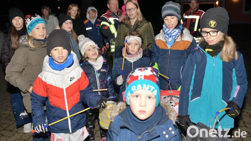 In Weihermühle singen die Kinder an Sankt Martin an jeder Haustür ein Lied. Heuer gab es bei Rolf Heindl sogar noch ein Geburtstagsständchen. Bild: Helmut Greger/exb