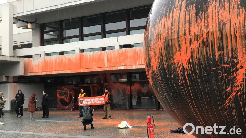 Die &quot;Letzte Generation&quot; hat Eingang und Kugel an der Regensburger Uni besprüht. Bild: Michael Stolzenberg