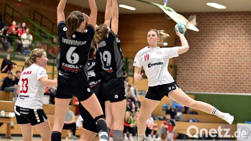 Mit diesem herrlichen Sprungwurf aus dem Rückraum konnte Corina Schiessl (ganz rechts) vom HC Sulzbach-Rosenberg einen ihrer insgesamt sieben Treffer für ihre Mannschaft erzielen. Mannschaftskollegin Franziska Mutzbauer (ganz links) ist Beobachterin der Aktion. Bild: Hubert Ziegler