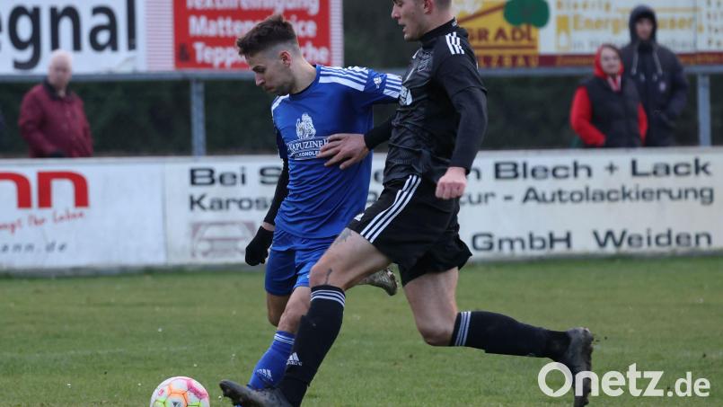 Der Eslarner Adam Like (blaues Trikot, daneben Nicolas Rast von der SpVgg Schirmitz) erzielte in Schirmitz das Tor des Tages. Der TSV Eslarn gewann 1:0 und landete damit den achten Dreier im zehnten Spiel. Bild: Dieter Jäschke