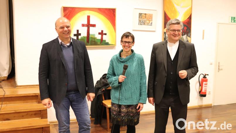 Der scheidende Dekan Karlhermann Schötz und die beiden künftigen Dekane des fusionierten Dekanatsbezirks Sulzbach-Rosenberg/Cham Weiden, Ulrike Dittmar und Thomas Guba (von links), erläuterten bei der Dekanatssynode die geplante Fusion der Dekanatsbezirke. Bild: cog