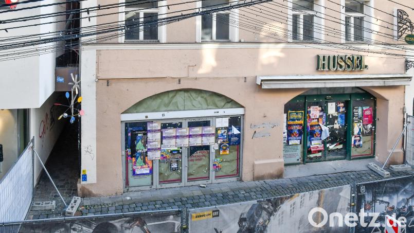 Das Anwesen ist umzäunt, der Abriss des Hussel-Hauses in Amberg kann beginnen. Der Investor hat auch Ideen für die Gestaltung der sogenannten Pinkelgasse links neben dem Gebäude. Bild: Petra Hartl