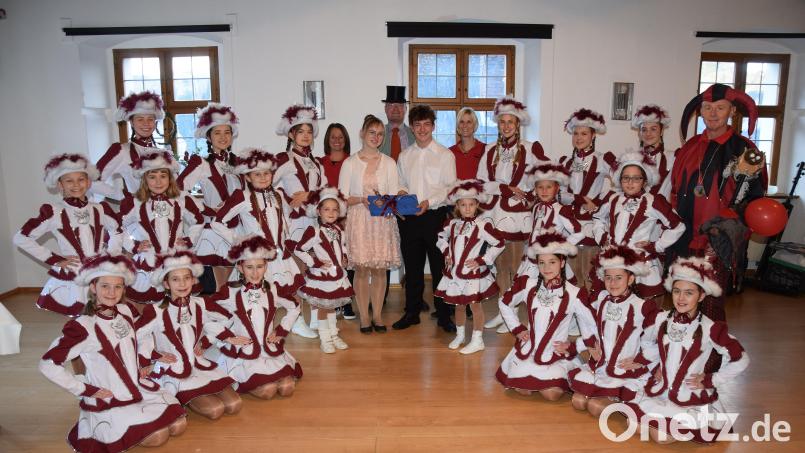 Die beiden Hohenburger Fledermausgarden sind mittlerweile auf 21 Mädels angewachsen. Zusammen mit Hofnarr Johann Wolfsteiner (rechts) und dem Prinzenpaar Lena II: und Niklas I. feiern sie den Fasching. Ehe sich Bürgermeister Florian Junkes (hinten, mit Zylinder) versieht, werden ihm der Rathausschlüssel und das Hohenburger Schatzkistl abgenommen. Bild: bö
