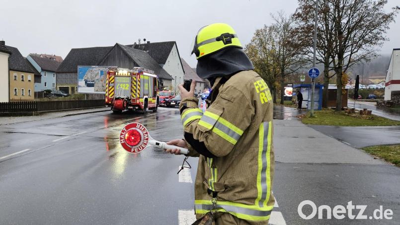 Nach einem Unfall am Montagmorgen musste die Lohestraße in Sulzbach-Rosenberg zeitweise gesperrt werden. Bild: blm