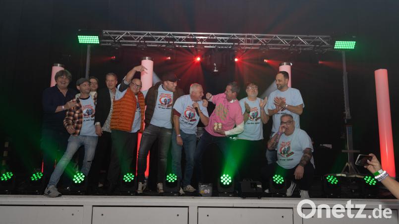 Das &quot;Who is Who&quot; der bayerischen DJ-Szene gab sich zur Abschiedsparty von DJ Moretti die Ehre: DJ Borti, DJ Alex Cole, Kim Morgan (halb verdenkt), DJ Alex, DJ Easy, DJ Gruvy, Matthias Matuschik, DJ Moretti, DJ Baruzzi, DJ Dave Ramone und DJ Herbi. Bild: rw