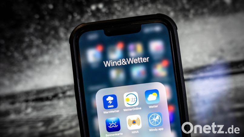 Wirklich Verlass ist auf die verschiedenen Wetter-Apps nicht, hat unser Autor den Eindruck: Die eine sagt Sonne voraus, die andere Regen. Symbolbild: Sina Schuldt/dpa
