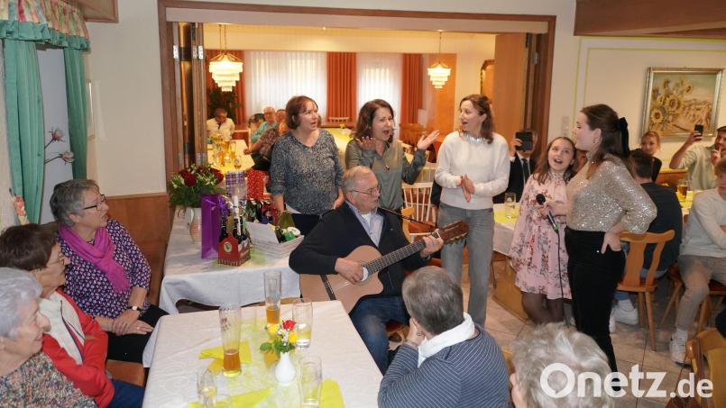 Die drei Töchter unterstützt von den Enkelinnen singen im Rahmen der „80 Jahre Haf Kare Hitparade“ das Lied „Draußen im Wald“ - vom Geburtstagskind an der Gitarre begleitet. Bild: fvo