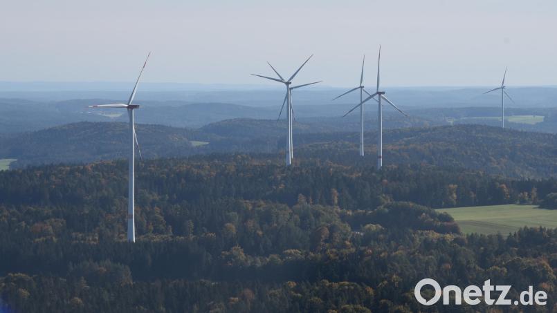 Östlich des Birglandes stehen zwischen Schwenderöd und Augsberg fünf Illschwanger Windräder und eine Kastler Anlage bei Wolfsfeld. Gegen weitere Anlagen Richtung Lauterhofen hatte der Gemeinderat Birgland nichts; über die eigenen Projekte wird aber erst später entschieden. Bild: ge