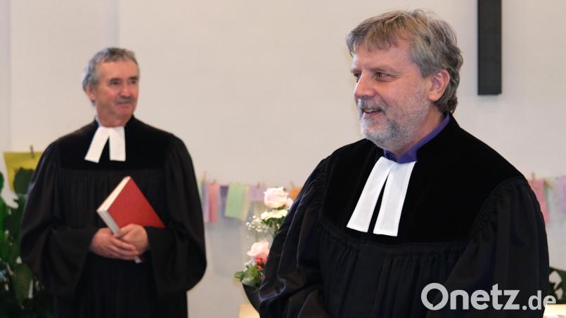 Pfarrer Stefan Drechsler (rechts) freut sich auf seine neue Aufgabe in der evangelisch-lutherischen Gemeinde Schwandorf. Stellvertretender Dekan Andreas Utzat (links) führte ihn am Sonntag in sein neues Amt ein. Bild: Hirsch