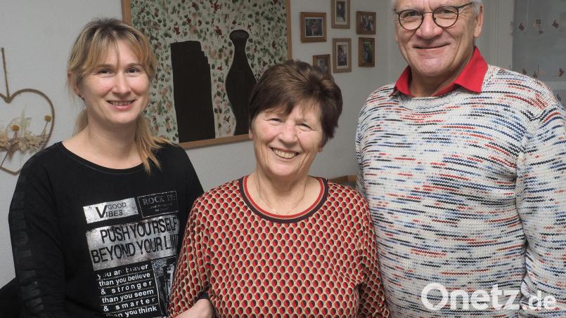 Zum 80. Geburtstag von Monika Gsell (Mitte) gratulierten unter anderem Tochter Birgit und Dritter Bürgermeister Norbert Gradl. Bild: kek