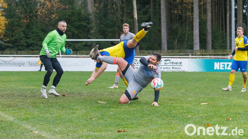 Julian Schindler (vorne) steuerte zum 5:2-Auswärtssieg des TSV Waldershof bei der SG Selb-Plößberg/Schönwald drei Treffer bei. Bild: Niklas vom Ende/exb