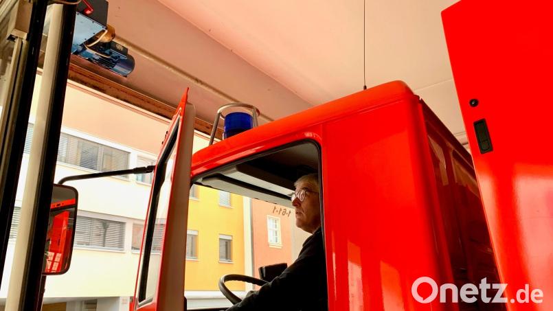 Da ist nicht mehr viel Luft nach oben. Die Tore der Weidener Feuerwache sind zu niedrig und die modernen Einsatzfahrzeuge zu groß. Bild: Gabi Schönberger