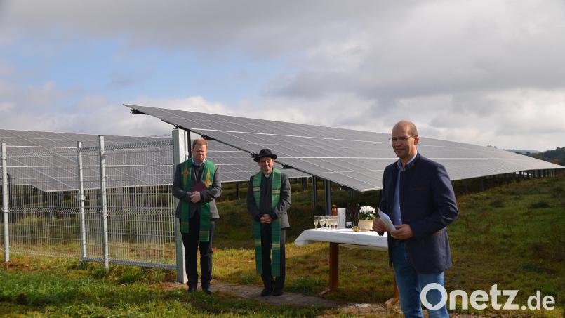 Ely Eibisch (rechts) bei der Einweihung der neuen Photovoltaikanlage im Oktober 2023. Bild: ak