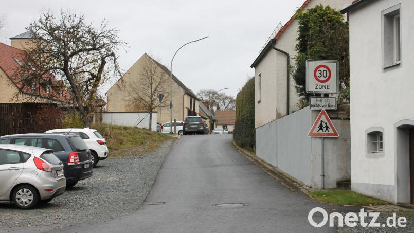 Ein neues Gesicht soll die westliche Baumgartenstraße erhalten: Die Fahrbahn wird granitgepflastert und ein gesonderter Gehweg gebaut. Der Behelfsparkplatz (links) soll in einen &quot;Ruheplatz&quot; mit Begrünung und Brunnen verwandelt werden. Bild: bjp
