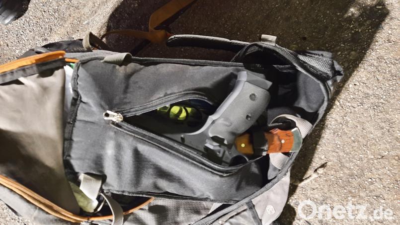 Die Bundespolizei Waidhaus stellt bei einer Kontrolle eine schussbereite Druckluftpistole sicher. Bild: Bundespolizei