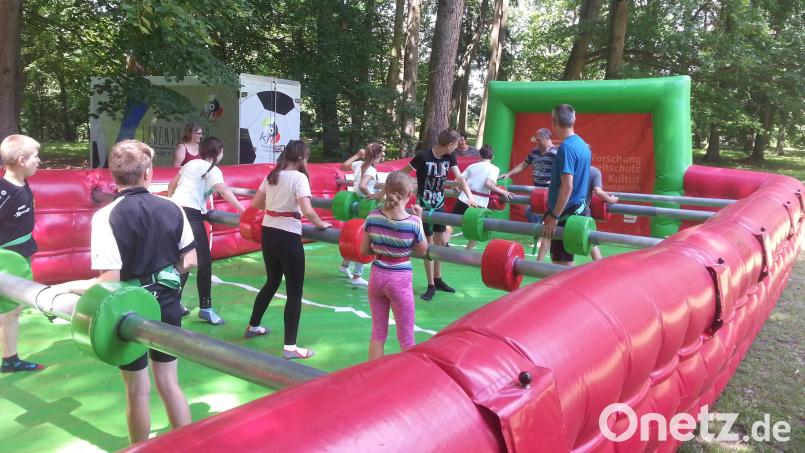 Der Kreisjugendring Schwandorf geht mit dem Trend: Statt Fußball wird ein Lebendkicker-Spiel angeboten. Bild: bl