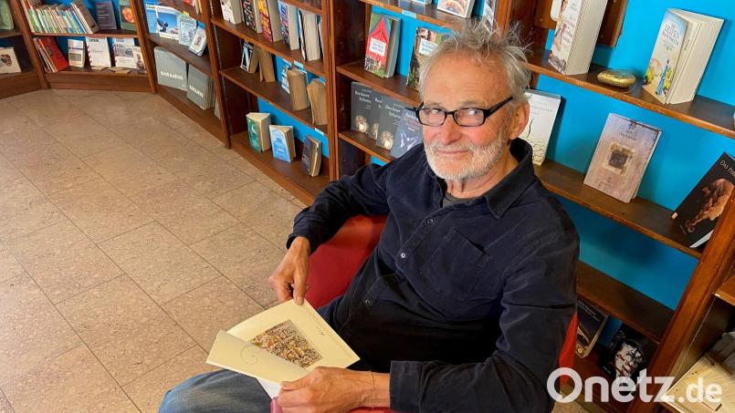 Achim Hüttner, der Vorsitzende der IG Menschengerechte Stadt mit dem inzwischen sechsten Künstlerkalender, den die IG herausgegeben hat, in der Buchhandlung Mayr. Bild: Andreas Ascherl