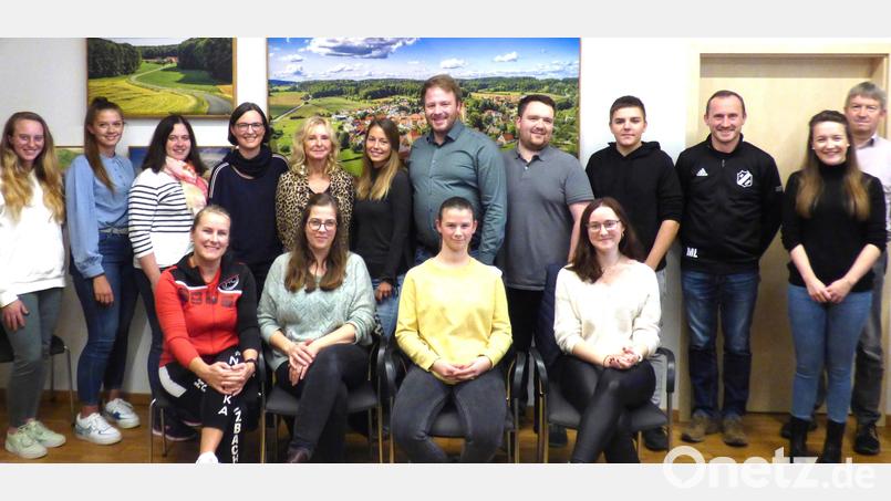 Die Vertreter der Nachwuchsorganisationen in der Gemeinde Illschwang trafen sich zum Jugendforum im Rathaus; mir dabei waren Selina Englhard, Jugendbeauftragte des Gemeinderats (stehend, Zweite von rechts), Christine Frankerl vom Kreisjugendring Amberg-Sulzbach (stehend, fünfte von links) und Nadine Wastl, Kommunale Jugendarbeit Landkreis Amberg-Sulzbach (stehend, Sechste von links). Bild: no