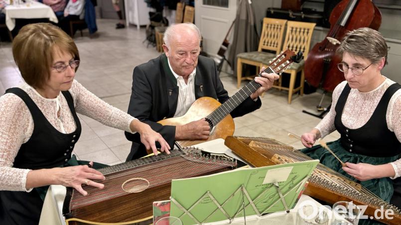 Die &quot;Wernberger Stubenmusi&quot; unterhält die Gäste bei der Herbstsitzweil mit ruhigeren Klängen. Bild: Susanne Weiß/exb