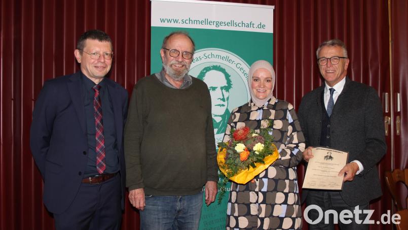 Mit der Schmeller-Preisträgerin Dr. Grit Nickel freuen sich (von links) Vorsitzender Christian Ferstl, Laudator Anthony Rowley und Bürgermeister Franz Stahl. Bild: heb