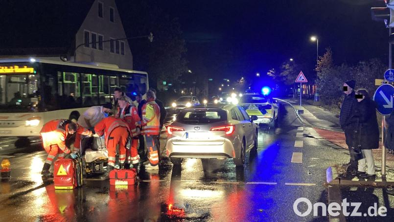Feuerwehrleute und ein Polizist leisteten bei dem Unfall sofort Erste Hilfe. Bild: Polizei Sulzbach-Rosenberg