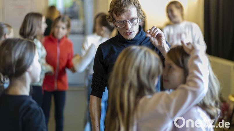 Manuel Knoll in seinem Element: In den Theaterkursen lernen die Kids die Grundlagen des Schauspiels: Körper- und Sprachgefühl, Rhythmik, Improvisation, Timing und vieles mehr. Bild: Daniel Werner, Landestheater Oberpfalz