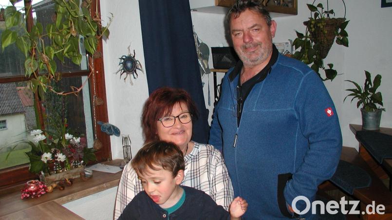 Gutes Team: Christine Stich mit ihrem Ehemann Bernhard. Tim fühlt sich pudelwohl bei ihnen. Bild: ld