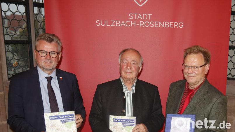Autor Dr. Adolf Rank (Mitte) im Jahre 2021 mit Bürgermeister Michael Göth (links) und Stadtarchivar Johannes Hartmann bei der Präsentation des letzten großen Werks von Adolf Rank, „Straßen, Plätze und Wege in Sulzbach-Rosenberg“, das die Stadtgeschichte in einem anderen Kontext zeigt. Bild: mfh