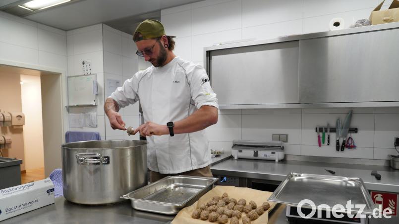 Das Restaurant „Holzfellas“ in Wiesau wurde von Slow Food Deutschland mit der &quot;Roten Schnecke&quot; ausgezeichnet. Das Foto zeigt Küchenchef Ingo Mark beim Herstellen von Kroketten aus Bauch- und Nackenfleisch vom Sikahirsch. Bild: kaz