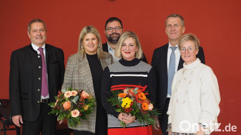Bürgermeister Joachim Neuß, Konrektorin Sandra Weber, Elternbeiratsvorsitzender Michael Lehner (von links) sowie die Personalratsvorsitzende am Schulamt Amberg-Sulzbach, Michaela Bergmann und Schulamtsdirektor Gerald Haas (von rechts) führten Stefanie Lutye Küst (Vierte von links) in ihr neues Amt als Schulleiterin der Grundschule Auerbach ein. Bild: kek