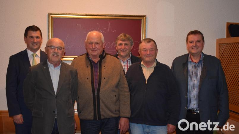 Die Gemeinde Trausnitz zeichnete Hans Köppl (Mitte), Georg Blöth (Zweiter von links) und Richard Braun (Zweiter von rechts) für ihre herausragenden Verdienste mit der Verdienstmedaille der Gemeinde Trausnitz aus. Bürgermeister Martin Schwandner (links) und seine beiden Stellvertreter Josef Prechtl (Dritter von rechts) und Markus Lehner (rechts) nahmen die Ehrung vor. Bild: bnr
