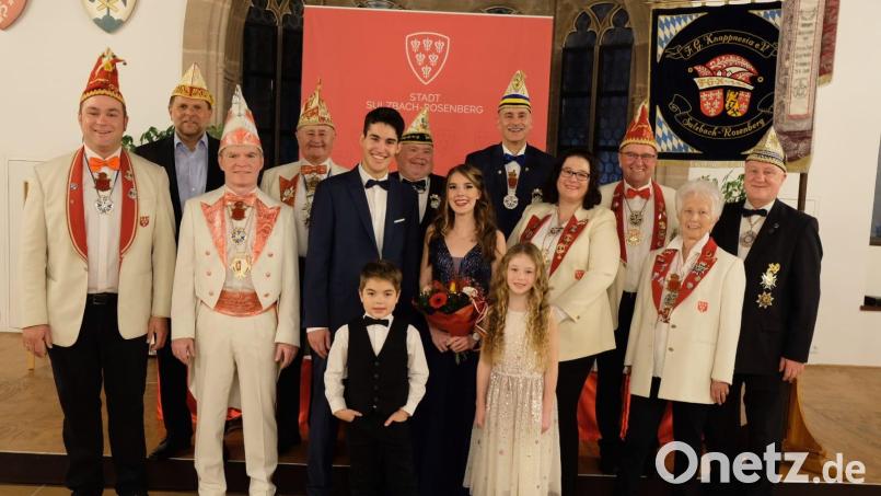 Das Faschingsteam der Knappnesia (von links) Vize-Präsident Michael Gradl, Zweiter Bürgermeister Günter Koller, Präsident Christian Kellner, Ehren-Präsident Franz Kick, Prinz Fabian I., Kinderprinz Emil I., Hans-Werner Kuster, Prinzessin Mia I., Stephan Lenzen, Kinderprinzessin Greta I., Vize-Präsidentin Tanja Richthammer, Hofmarschall Georg Makitta, Kellermeisterin Betty Lebe, LVO-Präsidiumsmitglied Manfred Enders. Bild: Martin Partsch/exb